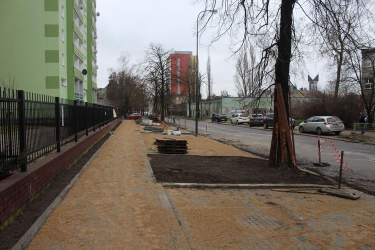Nowy chodnik oraz miejsca parkingowe budowane są na ulicy Nowej w ramach projektu zrealizowanego z Budżetu Obywatelskiego.   