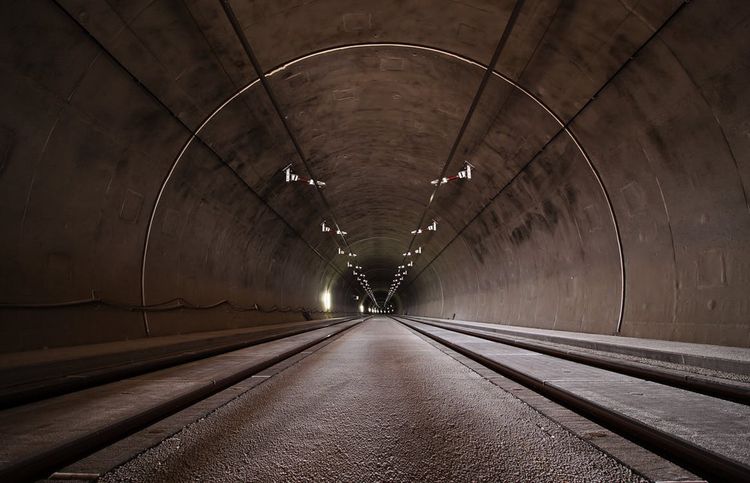 W tunelu powstana dwie stacje: Łódź Polesie zlokalizowana na tyłach Manufaktury przy Ogrodach Karskiego oraz stacja Łódź Śródmieście w zbiegu ul. Zielonej i al. Kościuszki  