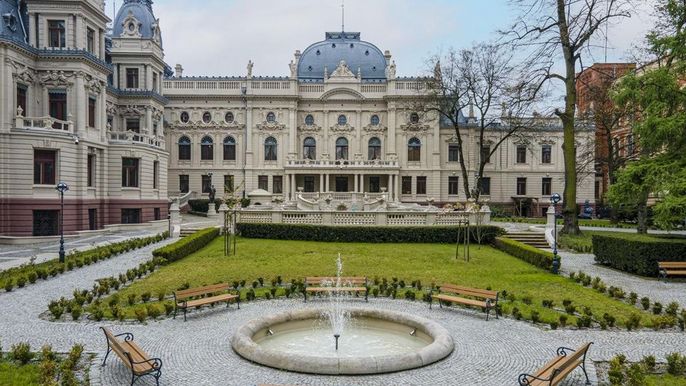 Ogród Pałacu Poznańskiego - widok w stronę podjazdu