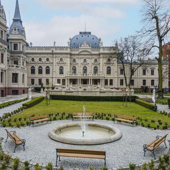 Ogród Pałacu Poznańskiego - widok w stronę podjazdu