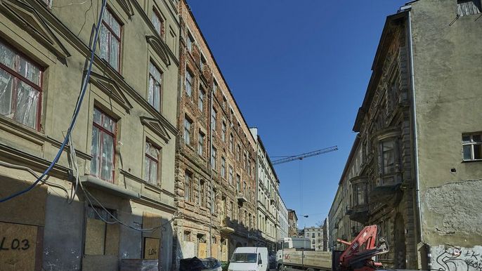 Trwają prace remontowe wewnątrz kamienic oraz na podwórkach przy ul. Włókienniczej. , fot. Radosław Jóźwiak 