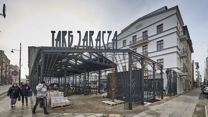 Przy ul. Kilińskiego 39 powstaje ryneczek ze stylowym zadaszeniem, a po drugiej stronie ulicy – kieszonkowy park. Wyremontowana będzie też stojąca w tym miejscu kamienica , fot. Radosław Jóźwiak / UMŁ 