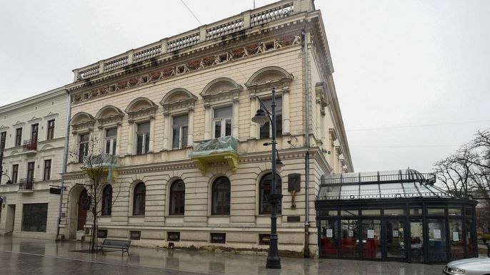 Zdjęcie: elewacja frontowa pałacu Maksymiliana Goldfedera przy ul. Piotrkowskiej 77 wraz z ogrodem zimowym