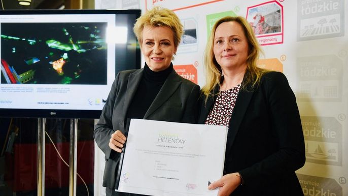 Prezydent Łodzi Hanna Zdanowska przekazała dokument na ręce wicemarszałek Joanny Skrzydlewskiej , fot. Paweł Łacheta / UMŁ