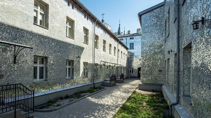 W podwórku przy ul. Piotrkowskiej 3 powstanie przestrzeń rekreacyjna ze ścianami obsadzonymi bluszczem oraz pergolami i altanami. 