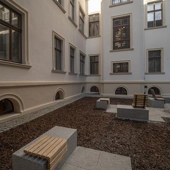 Na zdjęciu: podwórze z zaaranżowanymi miejscami do siedzenia. Kamienica wielkomiejska wzniesiona dla Konrada Haessnera zaprojektowana została w 1895 r. przez inż. arch. Gustawa Landau–Gutentegera. 