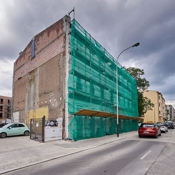 Trwa intensywny remont i przebudowa budynków przy ulicy Sienkiewicza 79. , fot. Radosław Jóźwiak / UMŁ 