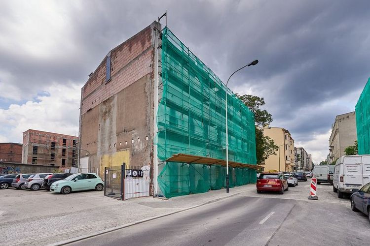 Trwa intensywny remont i przebudowa budynków przy ulicy Sienkiewicza 79. , fot. Radosław Jóźwiak / UMŁ   