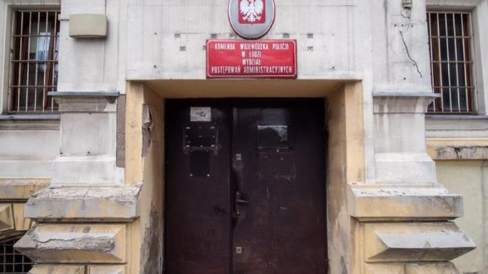 Wejście do willi przy ul. Sienkiewicza 26. Nad wejście tablice z godłem narodowym i nazwą wydziału Komendy Wojewódzkiej Policji.