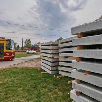 Prace na Helenówku, które sprawią, że tramwaje do Zgierza będą kursować w całości po nowym torowisku zaplanowane są na wakacje. 