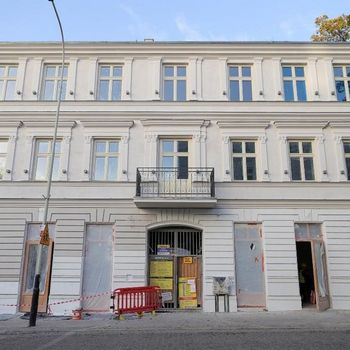 Trwa intensywny remont i przebudowa budynków przy ulicy Sienkiewicza 79 