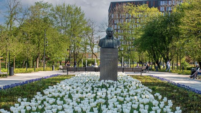 Pomnik Stanisława Moniuszki stojący w centrum parku jego imienia