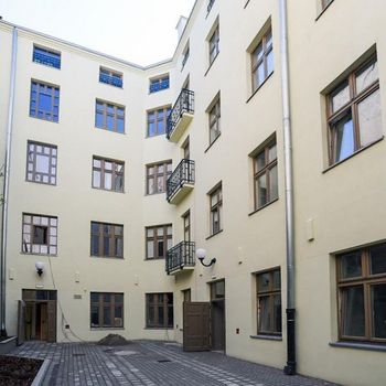 W kamienicy przy ul. Narutowicza 4 będą komfortowe mieszkania, lokale użytkowe i zielone podwórko do sąsiedzkich spotkań. 